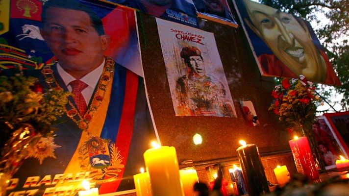 Telediario 1 - Colas de kilómetros para despedir a Chávez