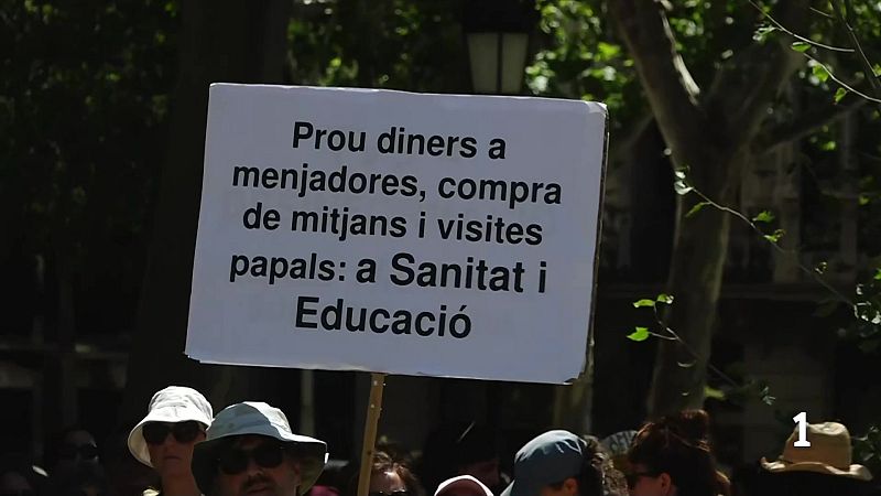 Milers de persones reclamen un acord per a l'educació pública