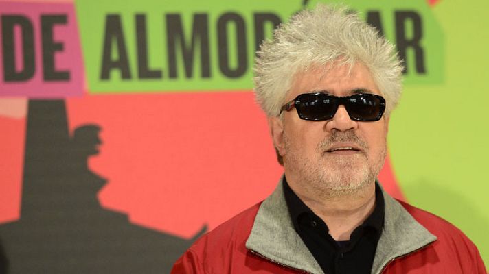 Telediario 1 - Pedro Almodóvar aparece por sorpresa en el preestreno de 'Los amantes pasajeros'