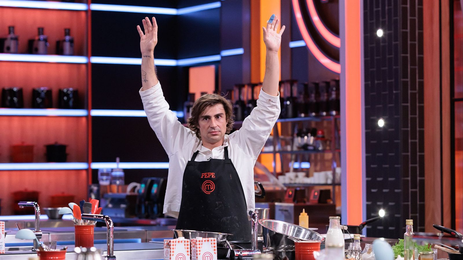 Pepe se confunde y mete el dedo en la batidora - MasterChef | Ver