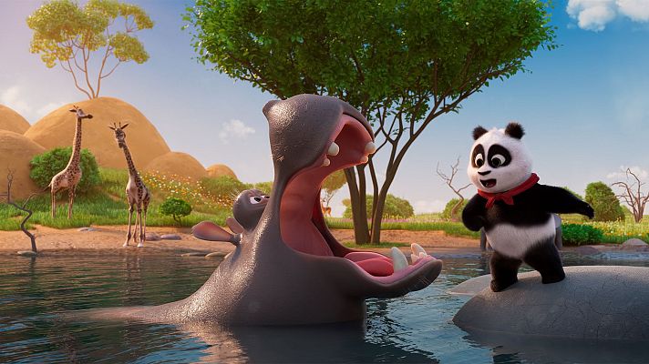 Un panda con pañuelo rojo interactúa con un hipopótamo de boca abierta y su cría en una sabana africana animada, con jirafas al fondo.