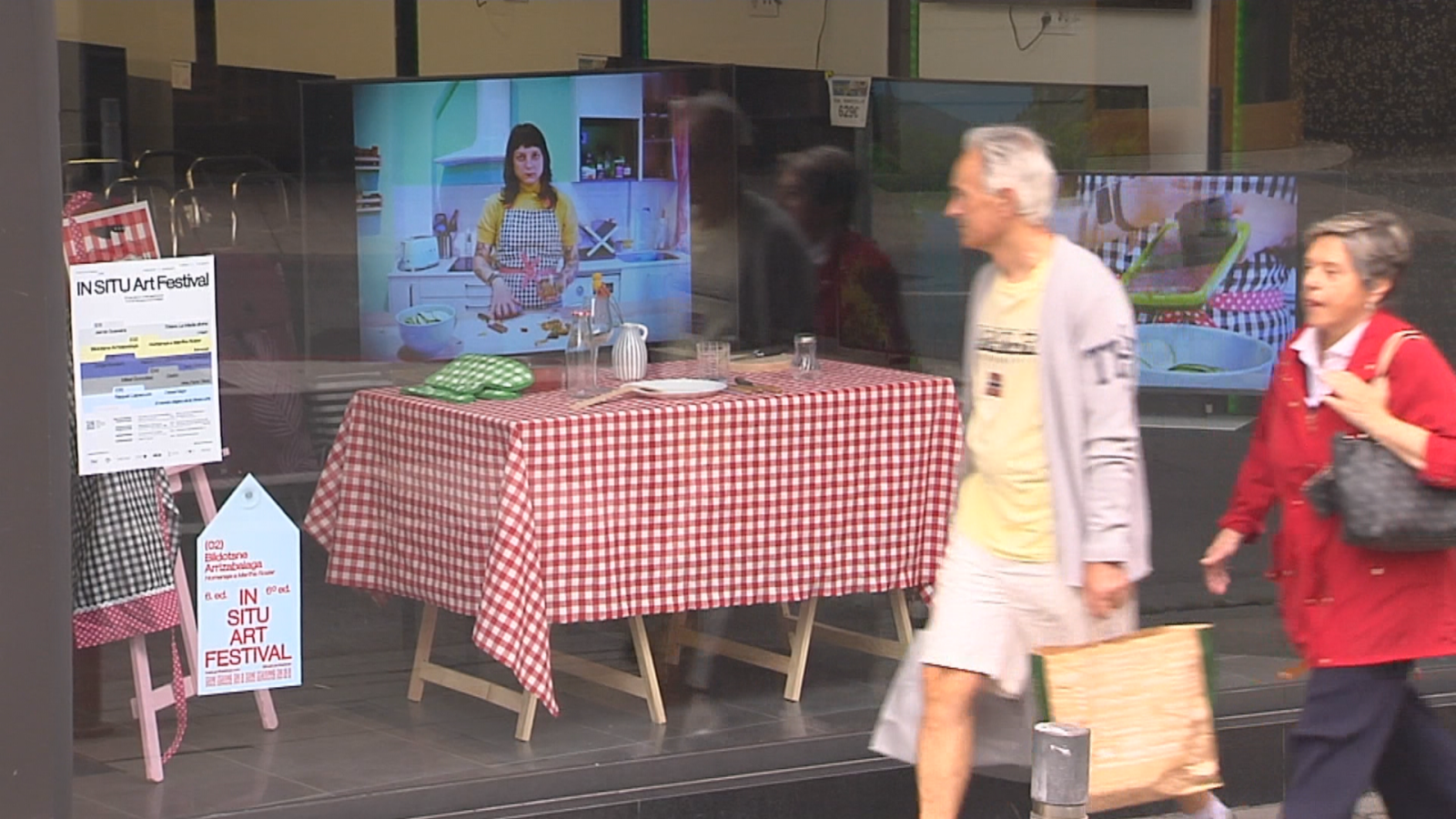 Sexta edición de In Situ Art Festival, en Vitoria, que utiliza escaparates como espacios expositivos | RTVE Play - Ver ahora