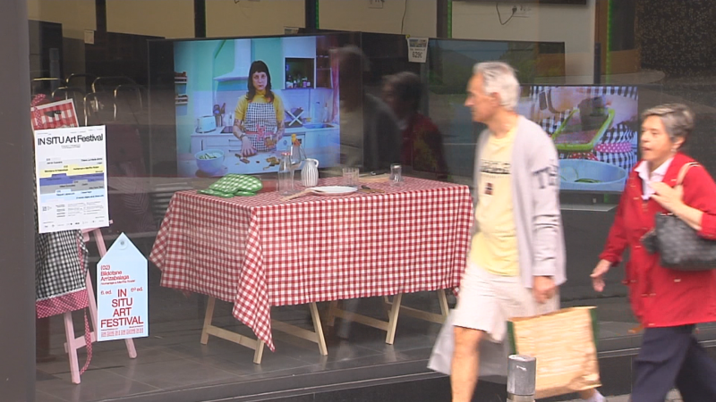 Sexta edición de In Situ Art Festival, en Vitoria, que utiliza escaparates como espacios expositivos | RTVE Play - Ver ahora