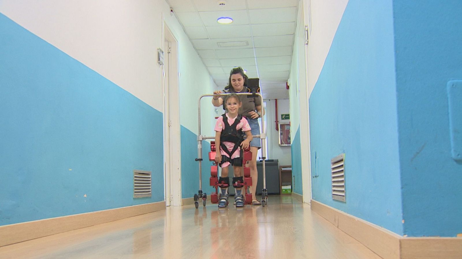 Una dotzena d'infants aconsegueixen caminar gràcies a un nou exoesquelet