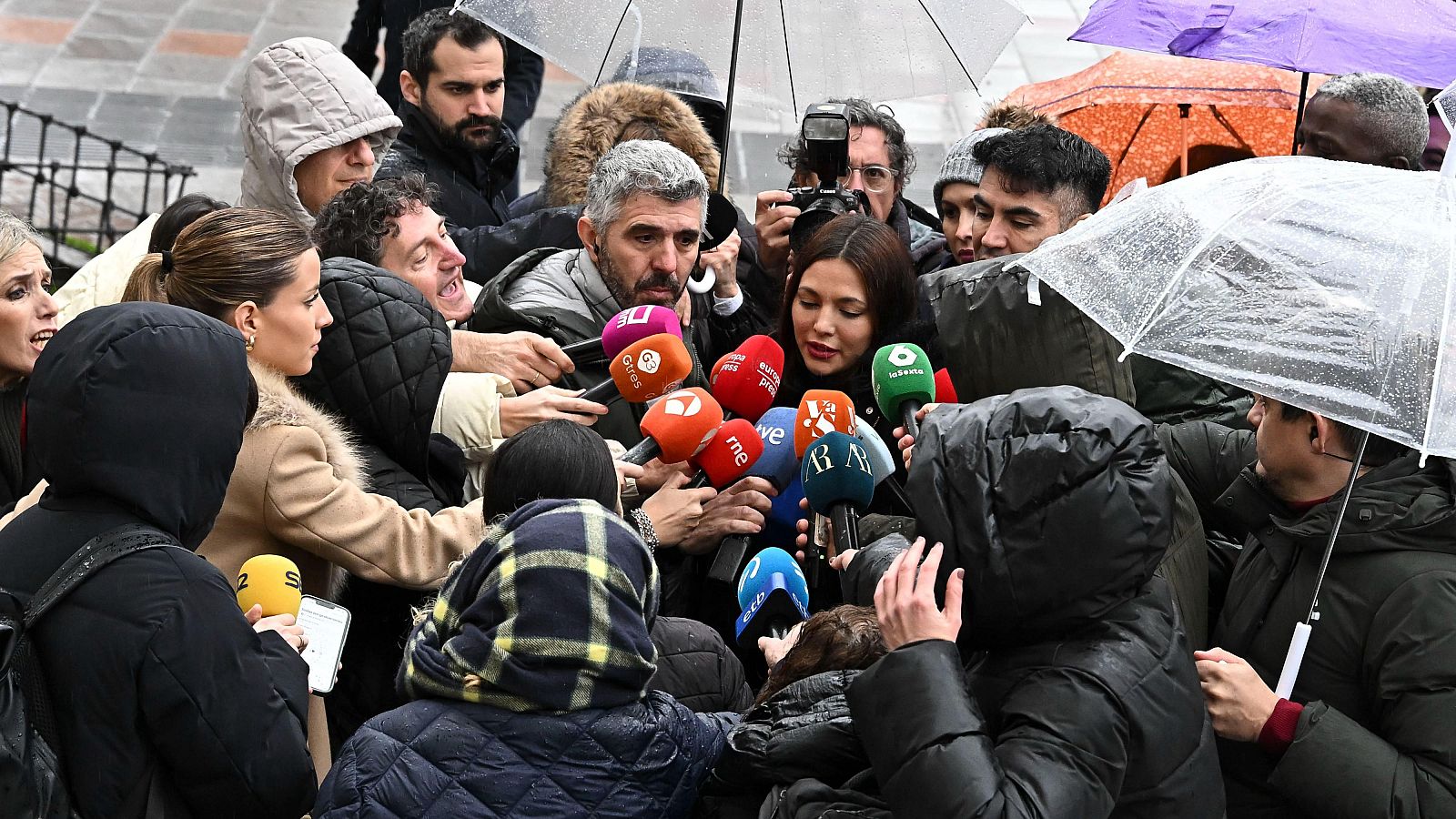 El juez ordena detener a Elisa Mouliaá tras no comparecer como investigada - La tarde en 24h | Ver