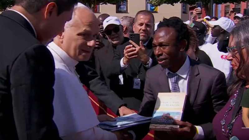 Ousman Umar se encuentra con el papa papa León XIV durante su visita a Tenerife - Informativo 24h | Ver