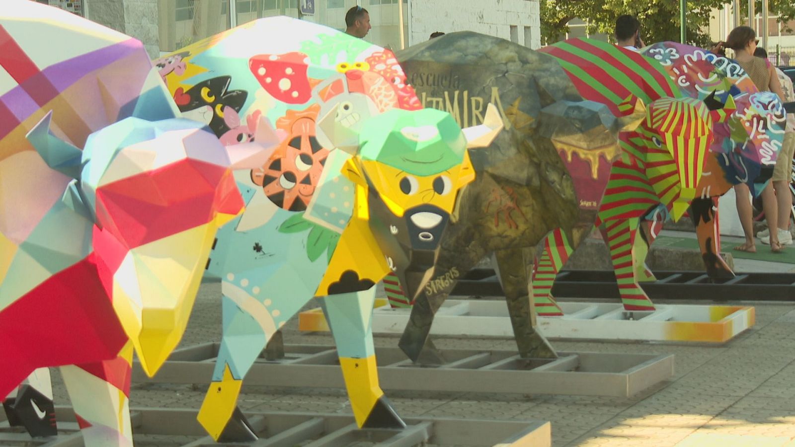 Los bisontes llegan a Torrelavega para poner en valor el arte en las calles - TeleCantabria | Ver