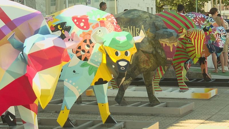 Los bisontes llegan a Torrelavega para poner en valor el arte en las calles - TeleCantabria | Ver