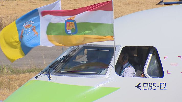 Informativo Telerioja - El aeropuerto de Logroño-Agoncillo estrena vuelo directo con las Islas Canarias hasta finales de septiembre