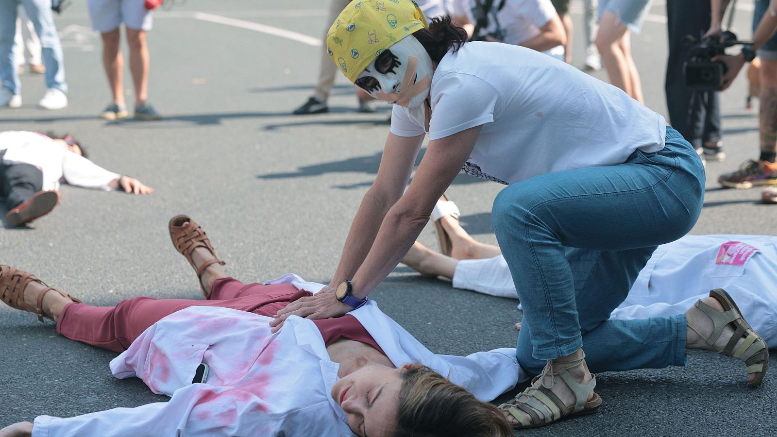 Médicos vascos han representado en Bilbao la muerte del sistema público de salud | RTVE Play – Ver ahora