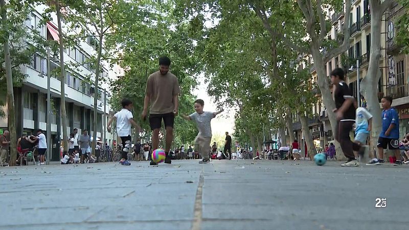 Polèmica a la ronda Sant Antoni pels jocs de pilota - L'Informatiu | Veure