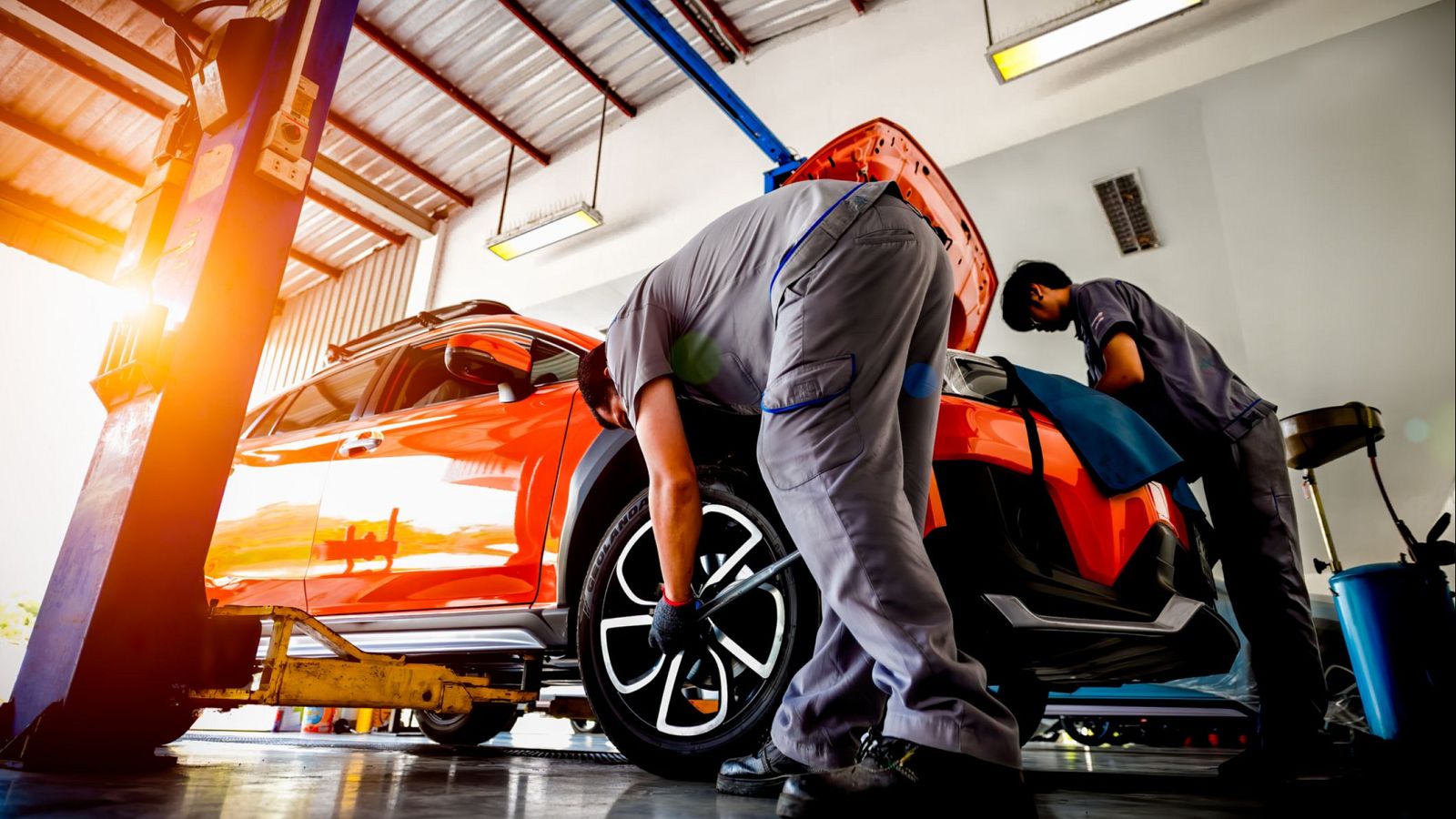 La revisión del coche para las vacaciones de verano: desde 150 euros y con lista de espera en el taller mecánico | Ver