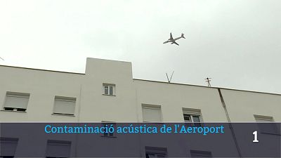 Avi�n de pasajeros sobre edificio residencial con titular "Contaminaci� ac�stica de l'Aeroport".