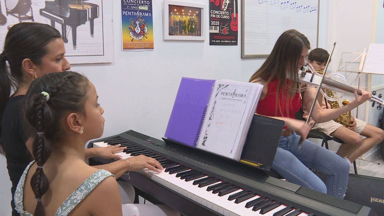 Últimos ensayos de los alumnos en una academia de música - Informativo Telerioja | Ver