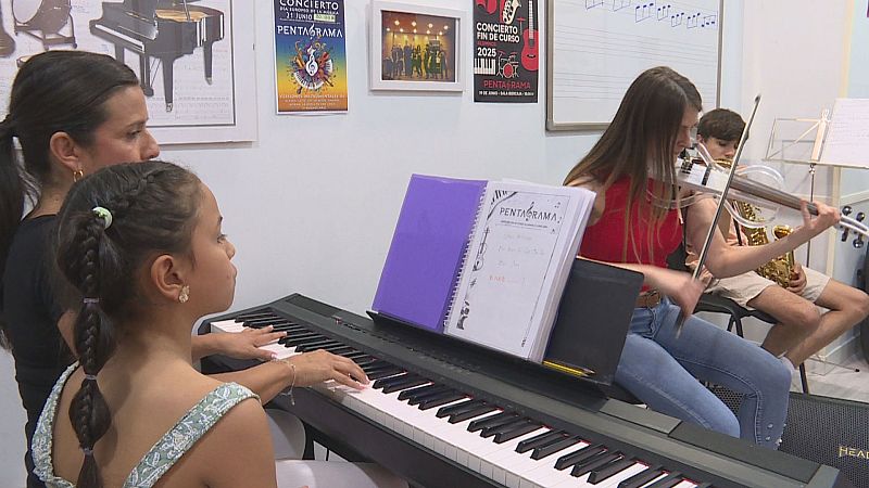 Últimos ensayos de los alumnos en una academia de música - Informativo Telerioja | Ver