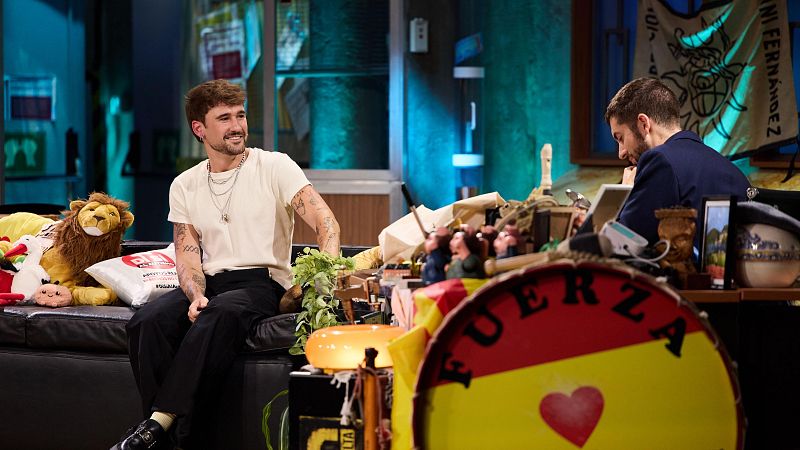 Dani Fern�ndez revela la surrealista an�cdota de son�mbulo en su primera noche con Yarea Guill�n | La Revuelta