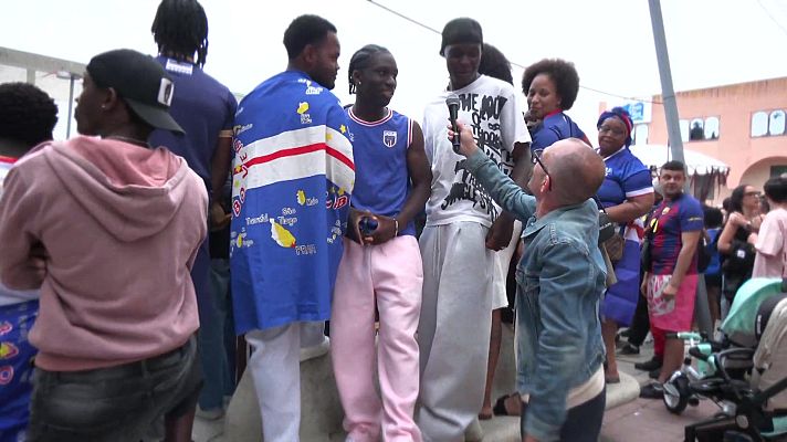 La Revuelta - Yonyi Arenas vive el España-Cabo Verde en Burela