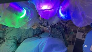 Vall d'Hebron fa la primera cirurgia pedi�trica a Europa amb un robot d'un sol bra�