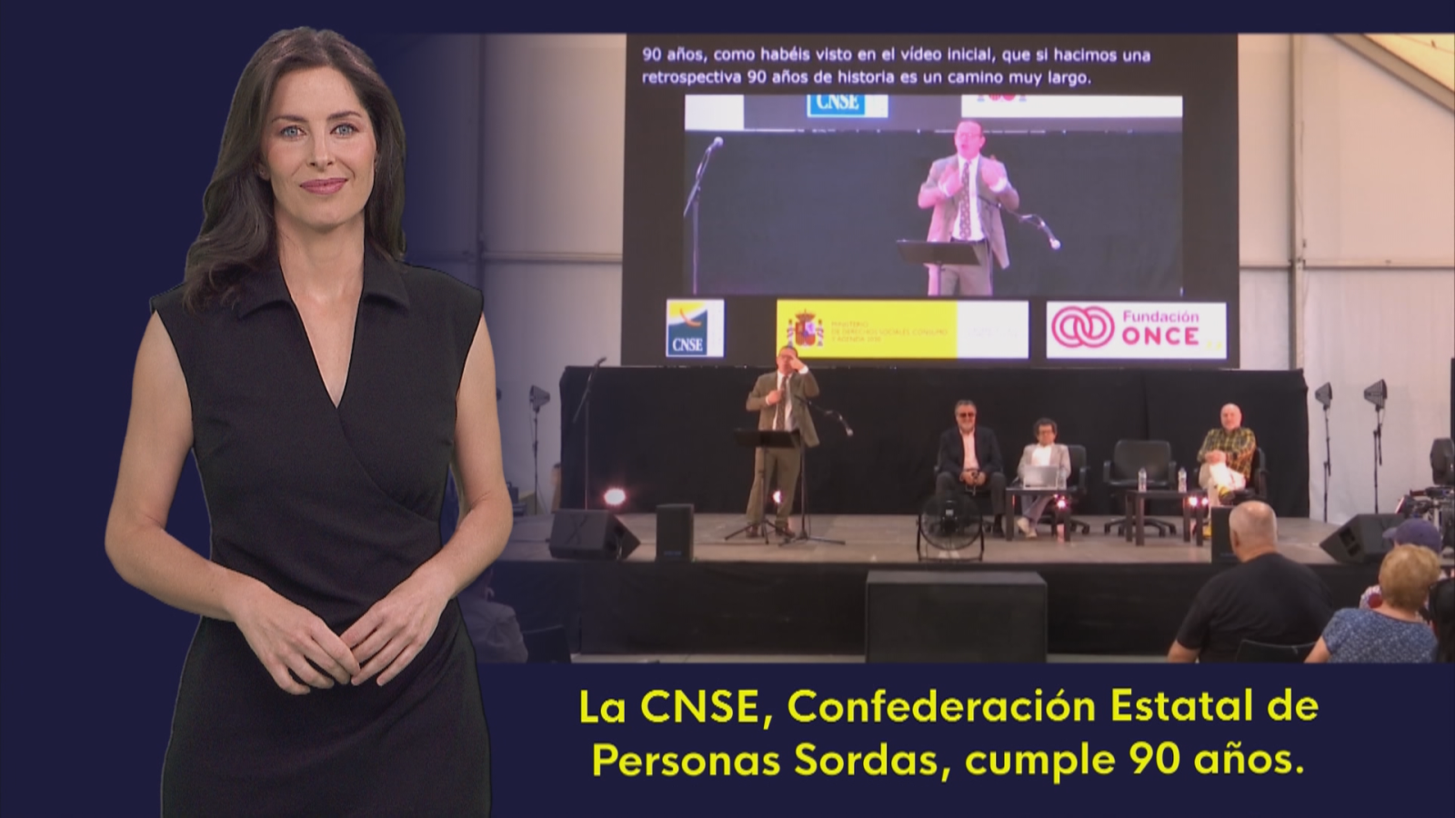 Mónica López a la izquierda; a la derecha, un evento con pantalla que dice "90 años...", logotipos CNSE, Gobierno de España, Fundación ONCE, y personas en un escenario.