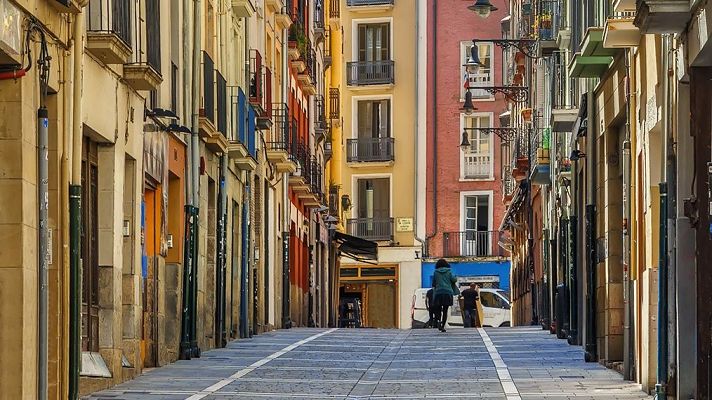 Telenavarra - El Ayuntamiento de Pamplona presenta un plan para reordenar las plantas bajas