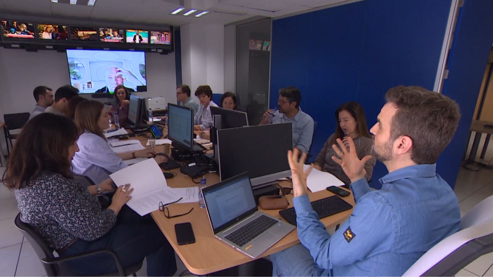 Telediario de futuro con IA, detrás de las cámaras: así nació el especial | Ver vídeo