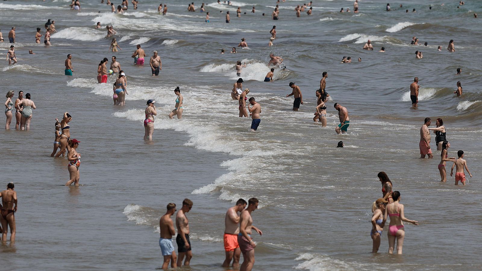 ¿Mear en el mar es bueno para el medioambiente? - Directo al grano | Ver