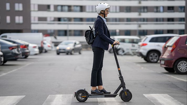 Telediario 1 - Tráfico exige casco y un mínimo de 15 años para conducir patinetes eléctricos en España