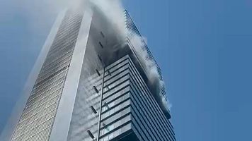 Extinguido sin heridos el incendio que obligó a desalojar la Torre Moeve de Madrid tras una explosión