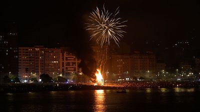 Milleiros de fogueiras en Galicia na noite de San Xo�n - Telexornal - Galicia | Vexa