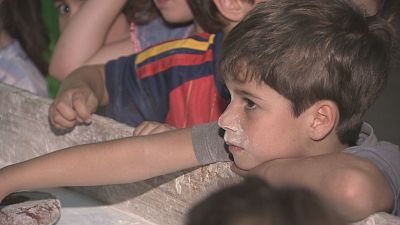Os nenos fan pan de millo na escola Donramiro de Lal�n - Telexornal - Galicia | Vexa