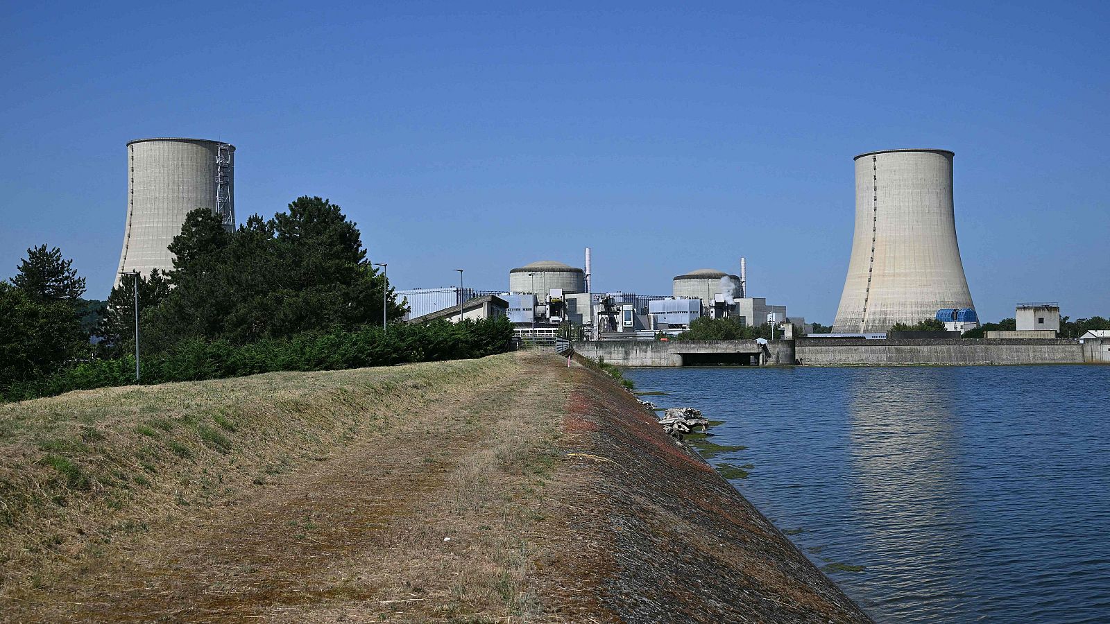 La ola de calor obliga a varias centrales nucleares en Francia a parar su actividad - Telediario 2 | Ver vídeo