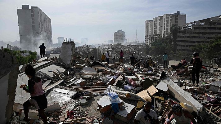 Delcy Rodr�guez visita La Guaira, la zona m�s afectada por los terremotos en Venezuela