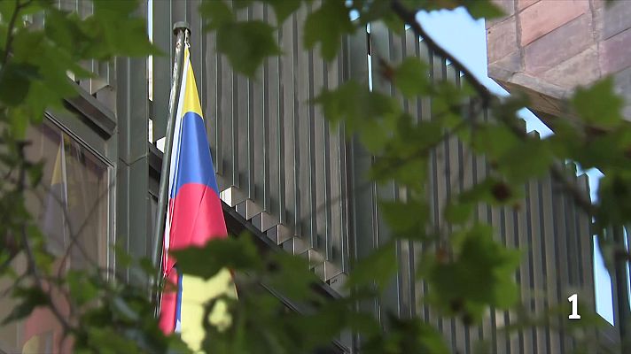L'Informatiu - Neguit i espera al consolat veneçolà de Barcelona pel terratrèmol
