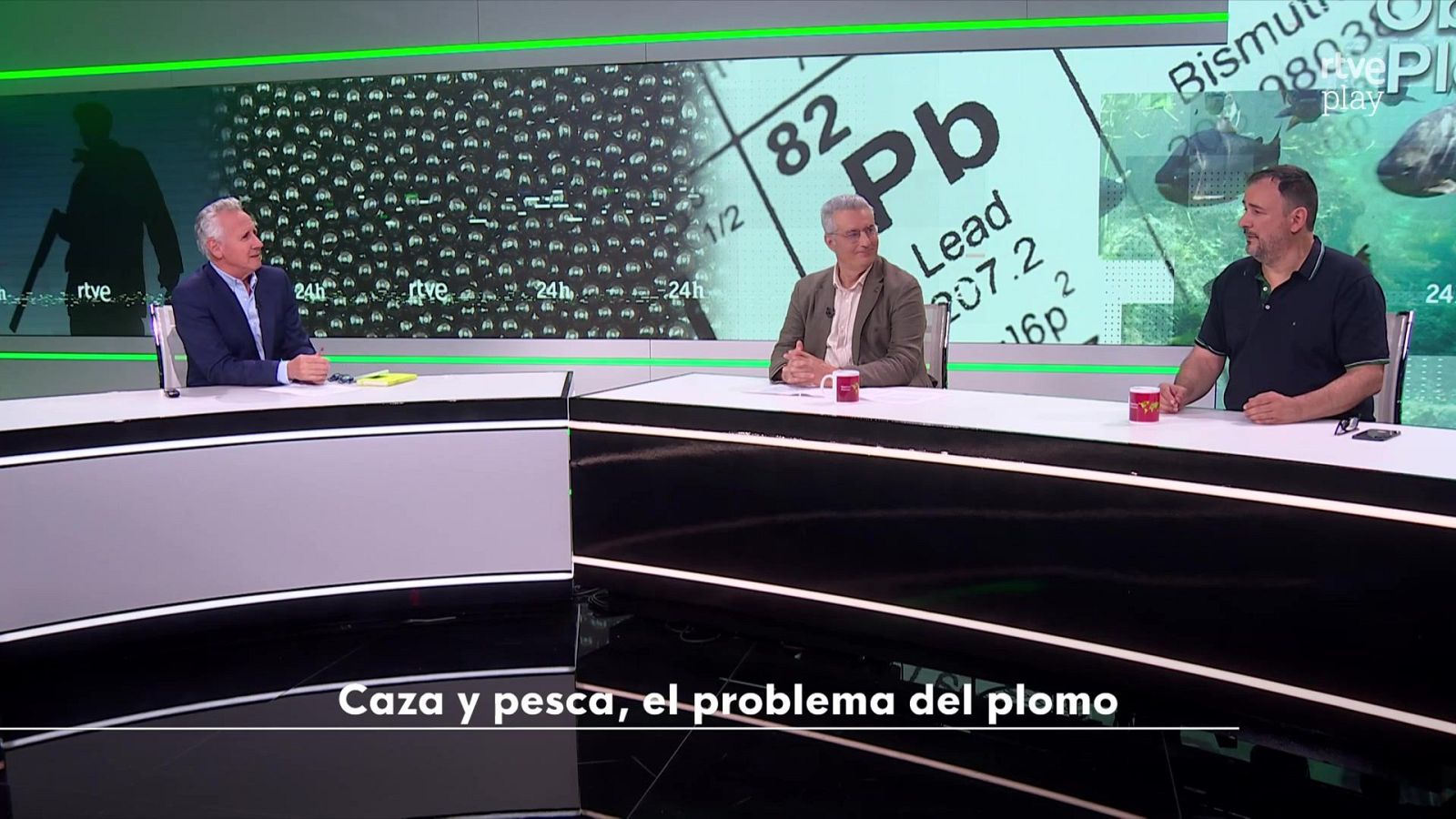 Panel de discusión de "Objetivo Planeta" (RTVE) sobre "Caza y pesca, el problema del plomo". Tres hombres debaten en un estudio con gráficos temáticos de plomo y pesca.