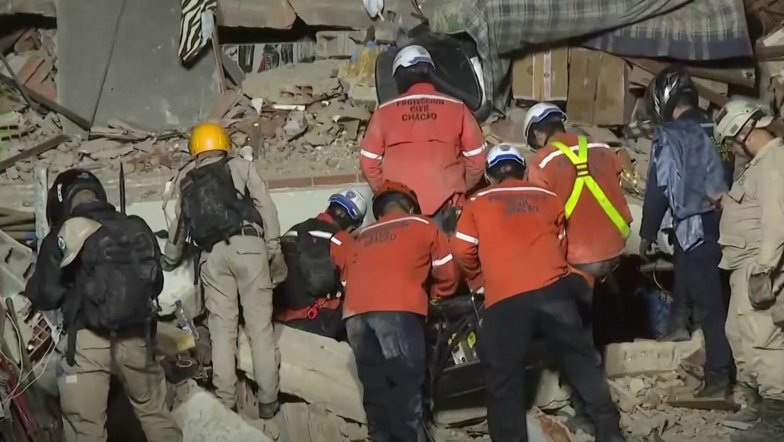 Venezolanos en Canarias se vuelcan con su país tras terremotos - Telediario 2 | Ver