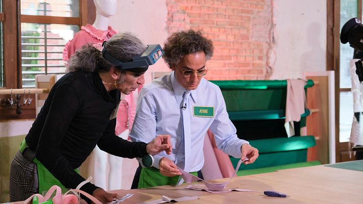 Maestros de la costura Celebrity - Josie arrasa en la prueba por equipos gracias a una dirección perfecta en el taller de Maestros de la Costura Celebrity