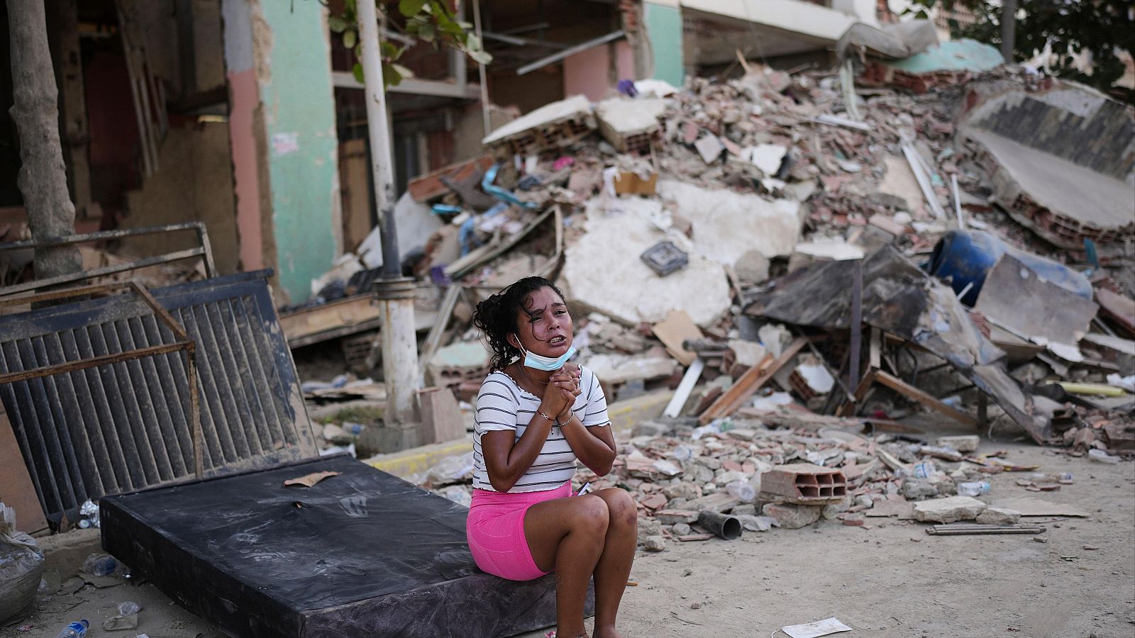 Los rescatistas se afanan en buscar supervivientes bajo los escombros | Ver