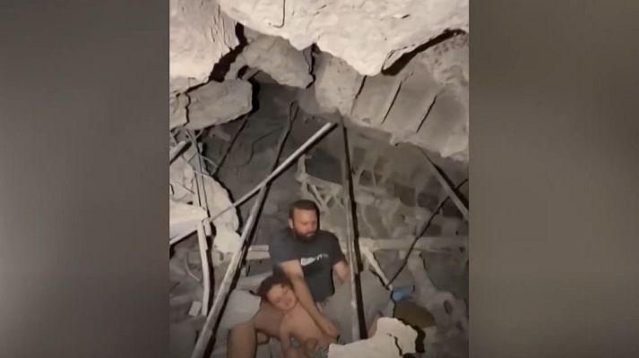 Telediario Fin de Semana - Rescatan con vida a una familia tras pasar 26 horas bajo los escombros