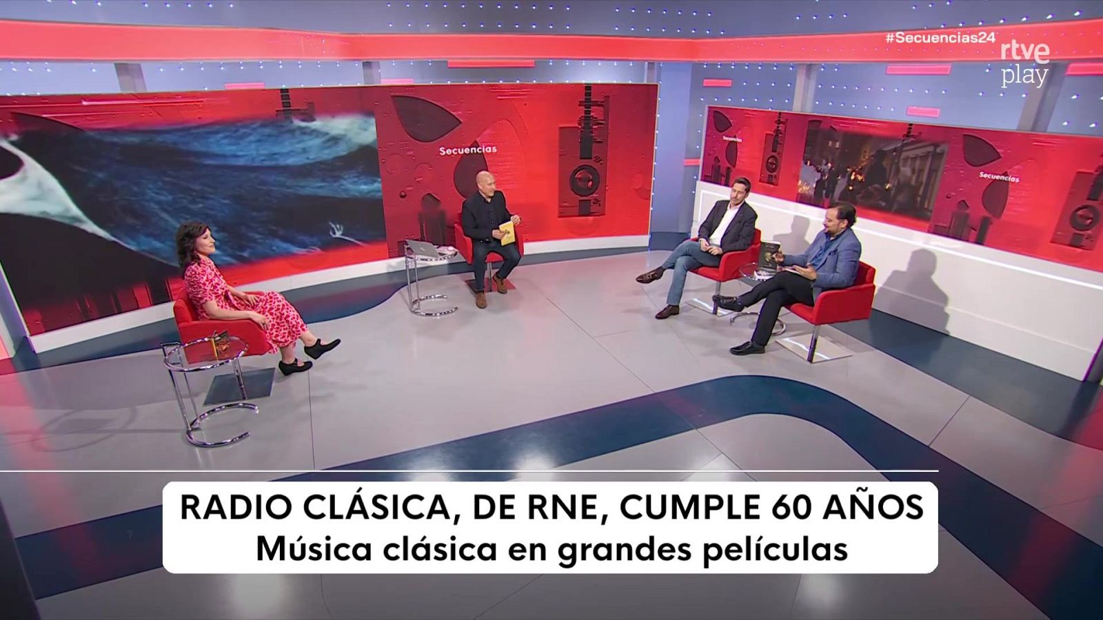 Plató de TV con Santiago Tabernero, Javier Tolentino y Carlos del Amor en sillones rojos. Pantallas LED con "#Secuencias24" y "rtve play". Rótulo: "RADIO CLÁSICA, DE RNE, CUMPLE 60 AÑOS".