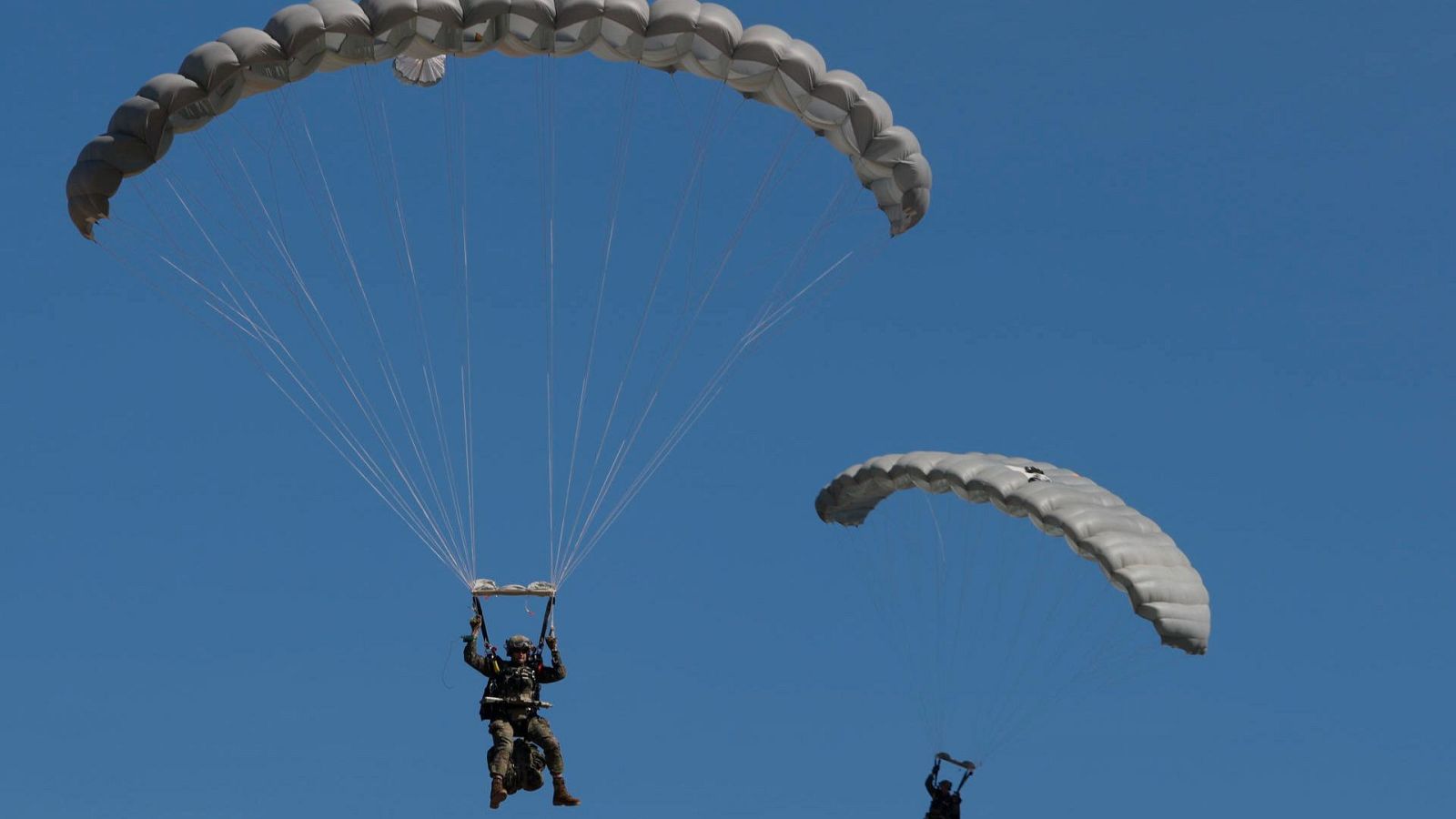 Muere un cabo del Ejército durante un salto paracaidista nocturno en Huesca - Informativo 24h | Ver