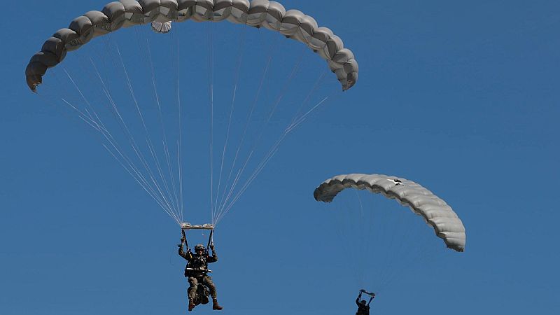 Muere un cabo del Ejército durante un salto paracaidista nocturno en Huesca - Informativo 24h | Ver