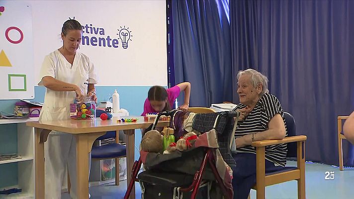 L'Informatiu - Un casal d'estiu uneix avis i nets en residències