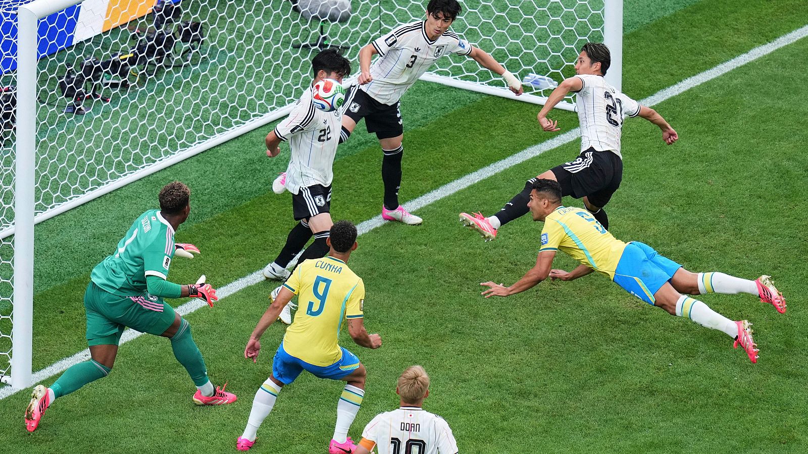 Salvada de Tomiyasu y Suzuki en el minuto 53 del Brasil - Japón (0-1) | Mundial 2026 | Ver vídeo