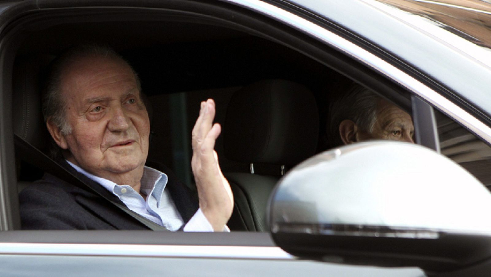 El rey sale de la clínica seis días después de ser operado