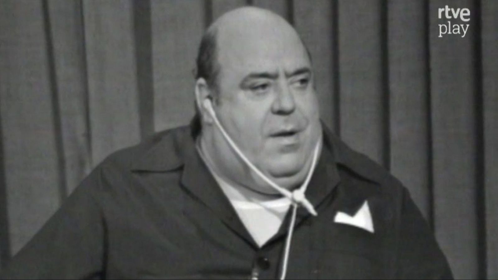 Primer plano de Silvio Fanti, psiquiatra, con auricular blanco en el estudio de "A fondo". Logo de RTVE Play en la esquina superior derecha.