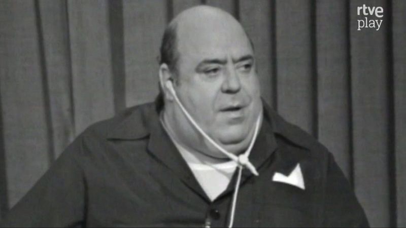 Primer plano de Silvio Fanti, psiquiatra, con auricular blanco en el estudio de "A fondo". Logo de RTVE Play en la esquina superior derecha.