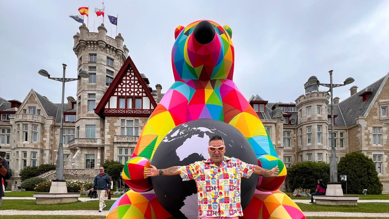 Okuda San Miguel llena de color el Palacio de la Magdalena de Santander - TeleCantabria | Ver