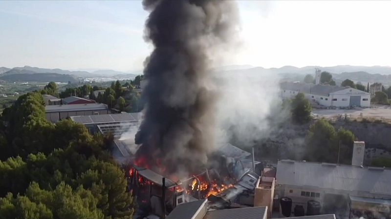 Alarma en Cehegín por un incendio en una nave industrial de químicos - Noticias Murcia | Ver
