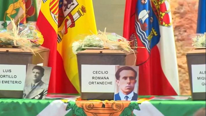 TeleCantabria - Entrega de restos recuperados de la fosa de Mirones