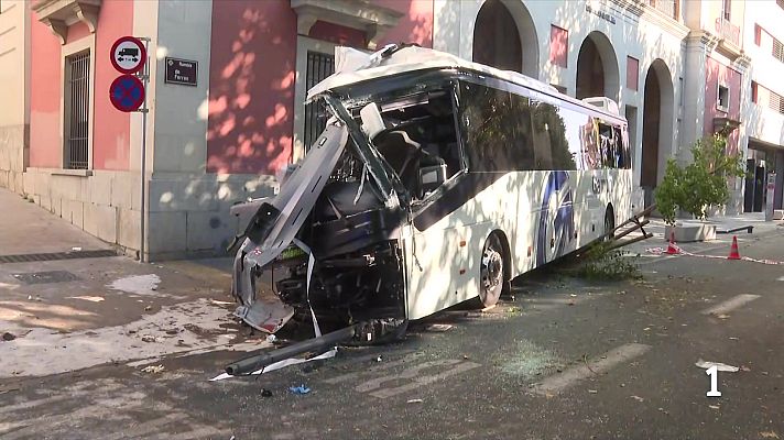 L'Informatiu - Investiguen les causes del greu accident d'autocar al centre de Lleida